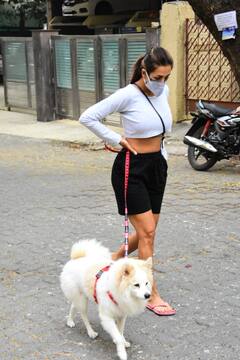 Malaika Arora Photos: कैस्पर को घुमाने निकली मलाइका अरोड़ा दिखीं थकी हारी, कमर पर हाथ रख चूर हुईं ये नारी!