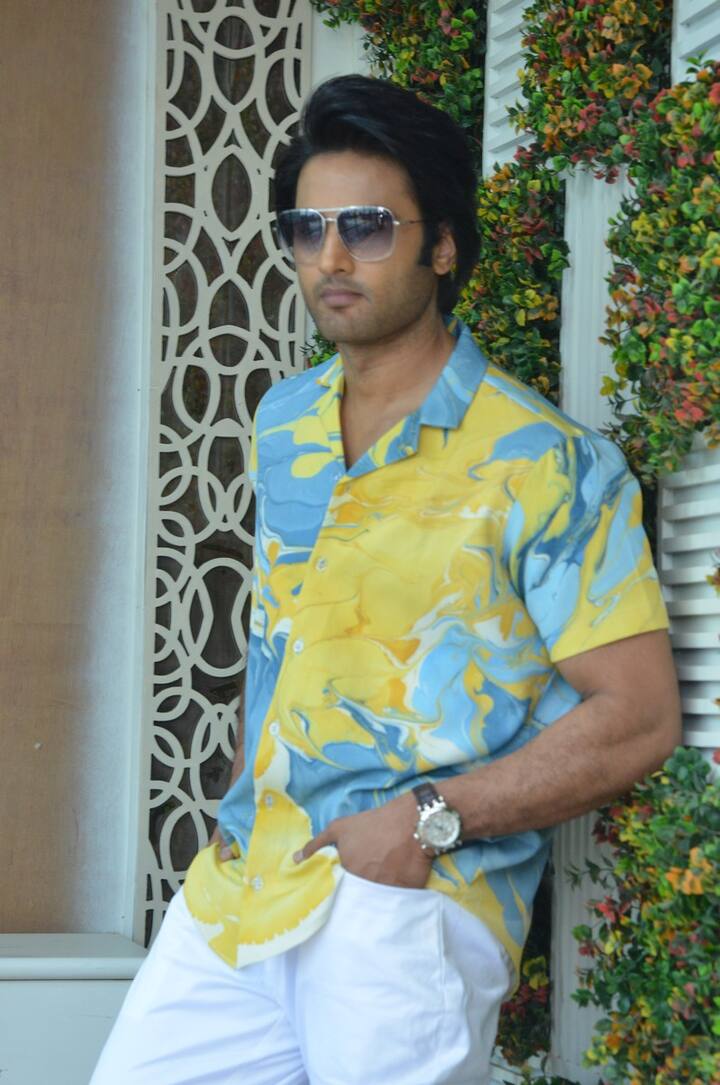బాలీవుడ్ లో కూడా సత్తా చాటిన సుధీర్ బాబు.. ' భాగీ ' లో విలన్ గా నటించాడు. తాజాగా సుధీర్ బాబు ఓ క్రేజీ పాన్ ఇండియా చిత్రంలో ఆఫర్ రిజెక్ట్ చేశానని చెప్పి షాకిచ్చాడు. రణబీర్ కపూర్, అలియా భట్ జంటగా నటిస్తున్న బ్రహ్మాస్త్ర భారీ బడ్జెట్ లో పాన్ ఇండియా మూవీగా తెరకెక్కుతోంది. కరణ్ జోహార్ ఈ చిత్రాన్ని నిర్మిస్తున్నారు. ఈ క్రేజీ మూవీలో విలన్ పాత్రలో నటించే అవకాశం మొదట సుధీర్ బాబుకి వచ్చింది. కానీ ఆ ఆఫర్ రిజెక్ట్ చేశాడట.