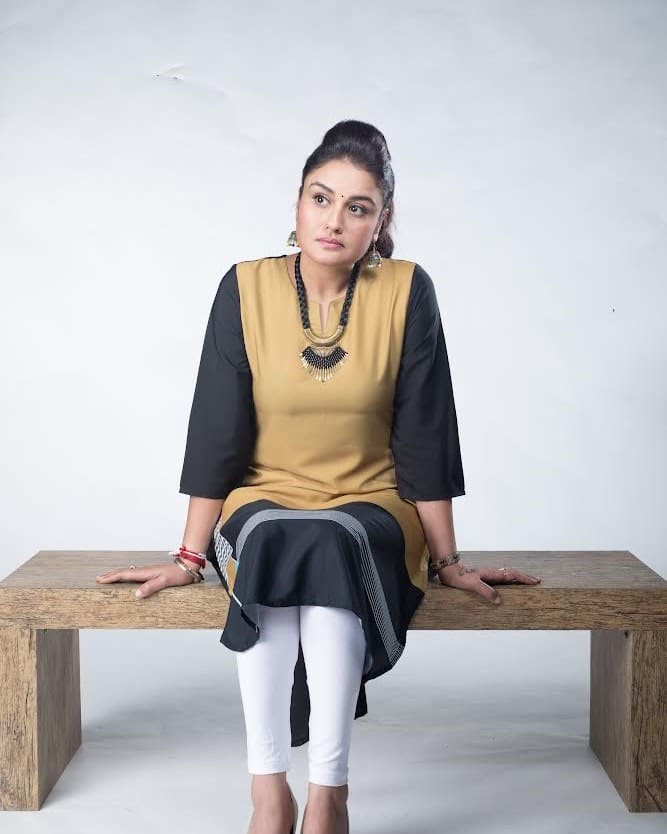 సోషల్ మీడియాలో యాక్టివ్ గా ఉండే సోనియా అగర్వాల్ కుర్ర హీరోయిన్లతో పోటీపడేలా ఫొటోస్ పోస్ట్ చేస్తుంటుంది. తాజాగా షేర్ చేసిన పిక్స్ లో అద్దం ముందు నిల్చుని పింక్ టాప్ లో , బ్యాక్ లుక్ లో హాట్ హాట్ గా కనిపిస్తోంది.