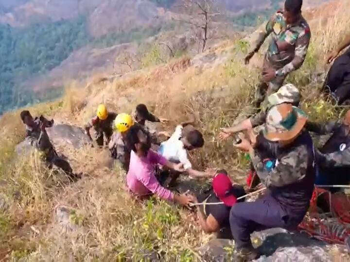 Kerala trekker stuck palakkad malampuzha mountain Indian Army rescue operation 75 personnel involved rescue youth babu- Watch Video Watch Video: கஷ்டப்பட்டு மீட்ட ராணுவ வீரர்கள்: முத்தம் கொடுத்து நன்றி தெரிவித்த கேரள இளைஞர் - வைரலாகும் வீடியோ...!