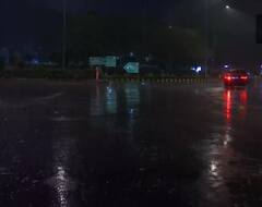 Delhi Weather: दिल्ली में दिखा वेस्टर्न डिस्टर्बेंस का असर, बारिश के साथ बढ़ी ठंड, देखें PICS