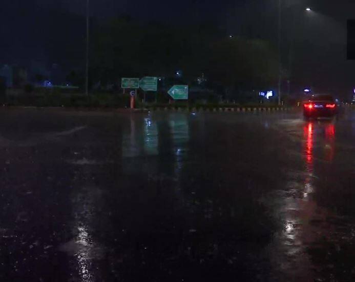 मौसम विभाग ने 24 घंटो के लिए मध्यम स्तर की बारिश का अनुमान लगाया है. वहीं आज न्यूनतम तापमान 11 डिग्री और अधिकतम तापमान 22 डिग्री के आसपास रहने की उम्मीद है.