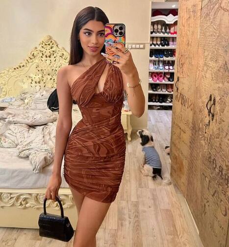 बॉनी कपूर की बेटी खुशी कपूर कपूर ने अब तक बॉलीवुड में डेब्यू नहीं किया है, लेकिन उससे पहले ही वो सोशल मीडिया पर छाई रहती हैं.