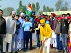 Punjab Election: सीएम चन्नी का प्रचार के दौरान दिखा अलग अंदाज, युवाओं के साथ खेलते दिखे क्रिकेट, Video