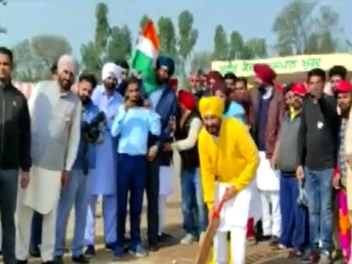 Punjab Assembly election 2022 CM Charanjit Singh Channi  played cricket with local during campaign in barnala Punjab Election: सीएम चन्नी का प्रचार के दौरान दिखा अलग अंदाज, युवाओं के साथ खेलते दिखे क्रिकेट, Video