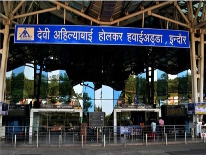 Madhya Pradesh Three people including a woman were found corona infected at Indore airport Madhya Pradesh Corona: Indore Airport कोरोना मरीज मिलने से हलचल, महिला समेत तीन लोग पाए गए संक्रमित