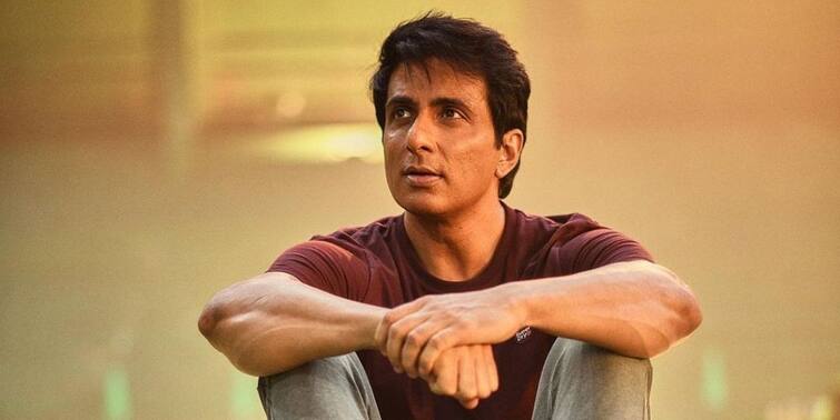 Sonu Sood carries road accident victim in his arms, takes him to hospital Sonu Sood: ত্রাতা সোনু সুদ! দুর্ঘটনায় আহত ব্যক্তিকে কোলে তুলে পাঠালেন হাসপাতালে