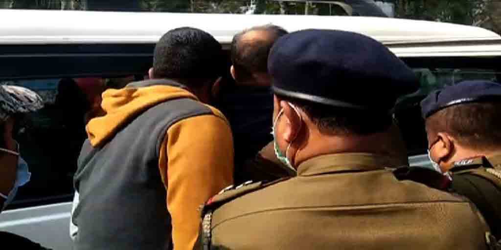 Jalpaiguri Municipal Election 2022: Rebel TMC leader detained after he tried to filed nomination papers as independent candidate Jalpaiguri News: পুরভোটে নির্দল হিসেবে মনোনয়ন জমা দিতে গিয়ে আটক বিক্ষুব্ধ তৃণমূল নেতা  