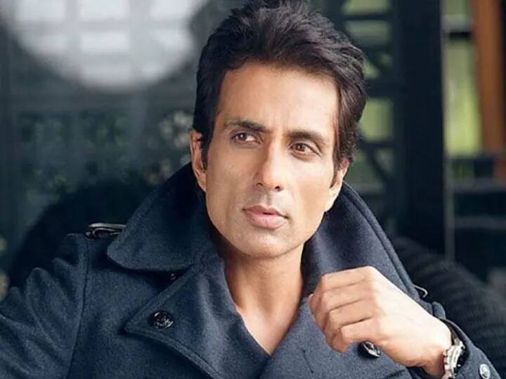 Sonu sood saved the life of a young man in Punjab was trapped in an accidental car pulled out like this ફરી  સોનૂ સૂદ બન્યા મસીહા, અકસ્માતમાં કારમાં ફસાયેલ યુવકની આ રીતે બચાવી જિંદગી