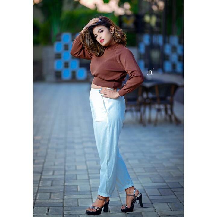 धनश्रीने नुकतेच फोटोशूट केलं असून त्याचे फोटो सोशल मीडियावर शेअर केले आहेत. (Photo: kadgaonkar_dhanashri/ig)