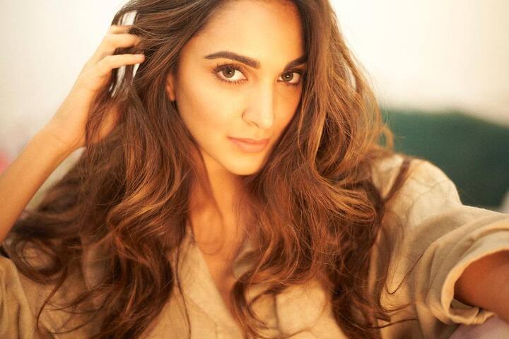 বলিউডের এই মুহূর্তের অন্যতম জনপ্রিয় অভিনেত্রী কিয়ারা আডবাণী। তাঁর অনুরাগীর সংখ্য়া যেমন কম নয়, তেমনই তাঁকে ঘিরে সাধারণ মানুষের আগ্রহও কম নয়। গুগলে সার্চ হওয়া কিয়ারা সম্পর্কে নানা প্রশ্নে উত্তর রইল।