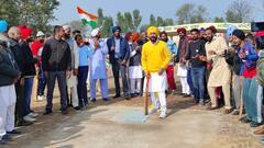 ਕ੍ਰਿਕਟ ਵੀ ਖੇਡਦੇ ਮੁੱਖ ਮੰਤਰੀ ਚੰਨੀ, ਪਿੰਡ ਦੇ ਮੁੰਡਿਆਂ ਨਾਲ ਲਾਏ ਚੌਕੇ ਛੱਕੇ