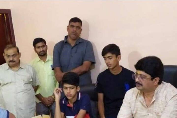 राजा भैया के जुड़वा बेटों से पूछा गया कि योगी आदित्यनाथ, प्रधानमंत्री नरेंद्र मोदी और रघुराज प्रताप सिंह में उनका पसंदीदा नेता कौन है.