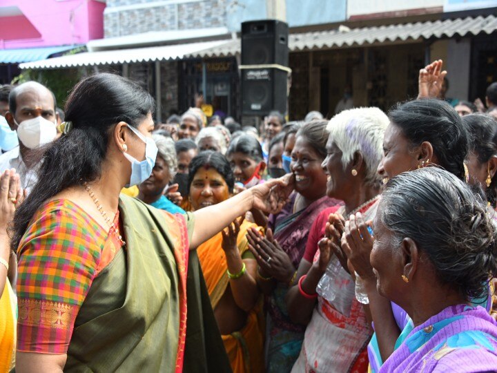 தூத்துக்குடி : வீதி வீதியாக பயணித்து வாக்கு சேகரித்தார் கனிமொழி எம்.பி..