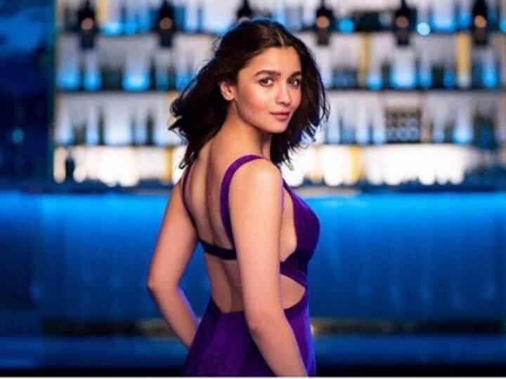 Alia Bhatt cat Edward joins Gangubai Kathiawadi promotions actress stuns in saree Alia Bhatt: பட ப்ரொமோஷனுக்காக கட்டிப்பிடித்து முத்தம் கொடுத்த பிரபல நடிகை - வைரலாகும் புகைப்படம்..!