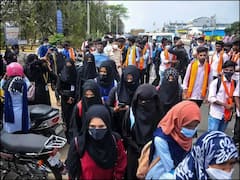 Hijab Row: কর্ণাটক ছাড়িয়ে অন্য রাজ্যেও ছড়াচ্ছে হিজাব-বিতর্ক, বিক্ষোভ দিল্লিতে, মহারাষ্ট্রে স্বাক্ষর সংগ্রহ অভিযান