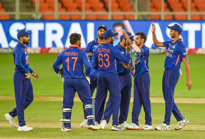 India vs West Indies 2nd ODI, Narendra Modi Stadium Ahmedabad: अहमदाबाद के नरेंद्र मोदी स्टेडियम में खेले गए दूसरे वनडे में भारत ने वेस्टइंडीज को 44 रनों से हरा दिया. भारत ने पहले खेलने के बाद 50 ओवर में 9 विकेट पर 237 रन बनाए थे. जवाब में वेस्टइंडीज की टीम 46 ओवरों में 193 रनों पर ढेर हो गई. इसके साथ ही टीम इंडिया ने तीन मैचों की वनडे सीरीज अपने नाम कर ली.