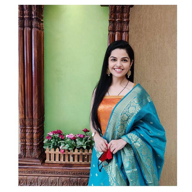 आर्याचे वडील समीर आंबेकर हे डॉक्टर असून आई श्रुती आंबेकर गायिका आहे. (photo:ambekaraarya/ig)