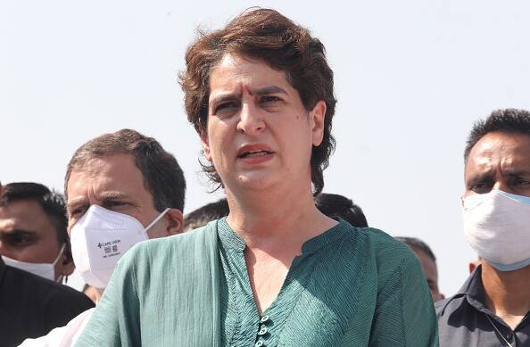 Karnataka Hijab Vivad पर Priyanka Gandhi Vadra बोलीं- किसी को महिलाओं के कपड़े तय करने का हक नहीं