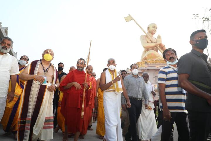 ఆధ్యాత్మిక అద్భుతం సమతామూర్తి క్షేత్రానికి భక్తులు పోటెత్తారు. రామానుజాచార్యుల భారీ విగ్రహాన్ని దర్శించుకుని పరవశించిపోయారు.