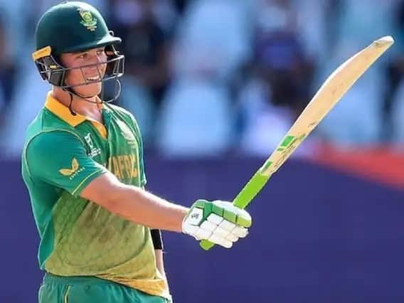 দক্ষিণ আফ্রিকার অলরাউন্ডার ডিওয়াল্ড ব্রেভিস অনূর্ধ্ব-১৯ বিশ্বকাপে 'ম্যান অব দ্য সিরিজ' নির্বাচিত হয়েছেন। বেবি এবি নামে পরিচিত এই খেলোয়াড় বল ও ব্যাট উভয় হাতেই দুর্দান্ত পারফরম্যান্স দেখিয়েছেন।