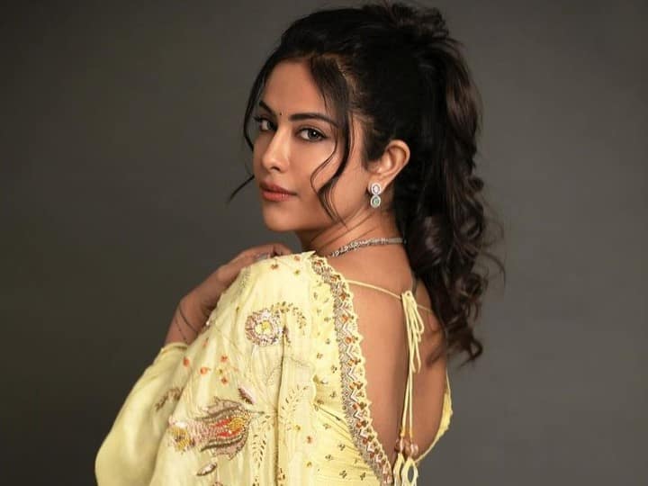 ‘చిన్నారి పెళ్లికూతురు’గా ఆకట్టుకున్న అవికా గోర్.. ఇప్పుడు తన రూపురేఖలను మార్చుకుంది. అంతేకాదు.. అప్పుడప్పుడు అందాల విందుతో కుర్రకారును ఆకట్టుకుంటోంది. ఆమె నటించిన ‘10th క్లాస్ డైరీస్’ సినిమాతో ప్రేక్షకులకు ముందుకు రాబోతంది. తాజాగా అవికా.. చీరకట్టుతో ఉన్న ఫొటోలను సోషల్ మీడియాలో పోస్ట్ చేసింది. ఆ ఫొటోలను ఇక్కడ చూసేయండి. - Photo Credit: Instagram