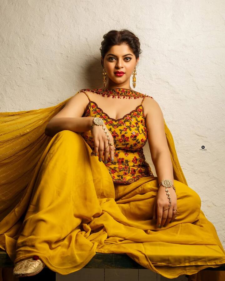 पिवळ्या रंगाच्या ड्रेसमध्ये स्नेहा खूप छान दिसत आहे. (Sneha Wagh/ instagram)