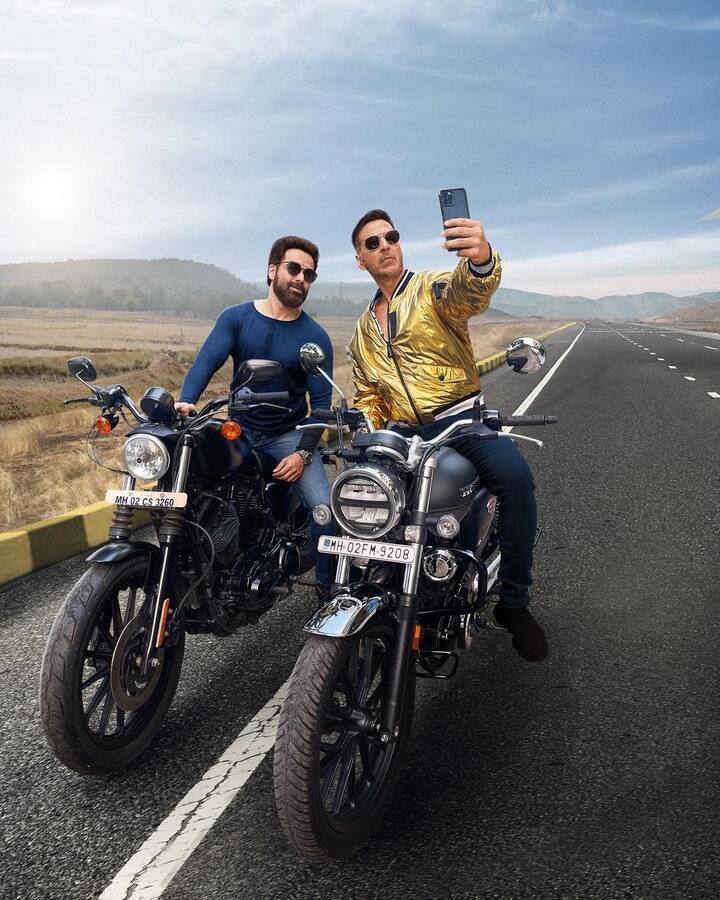 selfie - अक्षय कुमार इमरान हाशमी के साथ फिल्म सेल्फी में दिखाई देंगे. ये फिल्म मलयालम कॉमेडी ड्रामा ड्राइवर लाइसेंस का रीमेक होगी.