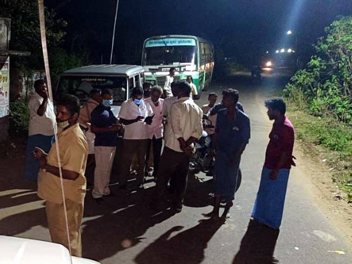 Bus conductor was attacked by the students who were travelling foot board on bus at thanjavur படியில் பயணம் செய்ததை தட்டிக்கேட்ட கண்டக்டருக்கு அடி உதை