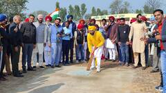 ਕ੍ਰਿਕਟ ਵੀ ਖੇਡਦੇ ਮੁੱਖ ਮੰਤਰੀ ਚੰਨੀ, ਪਿੰਡ ਦੇ ਮੁੰਡਿਆਂ ਨਾਲ ਲਾਏ ਚੌਕੇ ਛੱਕੇ