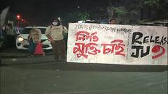 Jadavpur University: জমায়েত থেকে কয়েকজন পড়ুয়ার গ্রেফতারি ও হেনস্থার প্রতিবাদ, এইট বি বাসস্ট্যান্ডের সামনে পথ অবরোধ। Bangla News