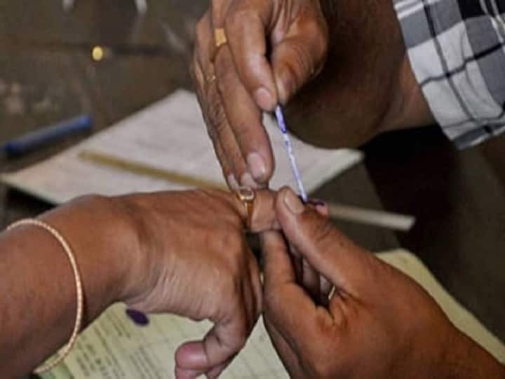 UP Election 2022 Voting LIVE: थोड़ी देर में यूपी में शुरू होगी पहले दौर की वोटिंग, 11 जिले की 58 सीटों पर मतदान, दो करोड़ सत्ताइस लाख वोटर करेंगे 623 उम्मीदवारों की किस्मत का फैसला