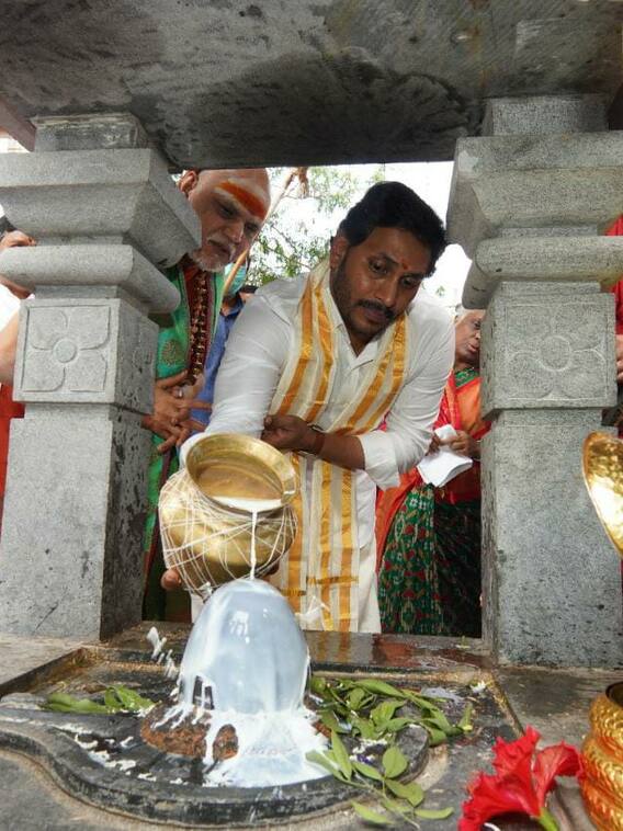 CM Jagan: శారదాపీఠం వార్షికోత్సవంలో పాల్గొన్న సీఎం, రాజశ్యామల పూజ కోసం సంకల్పం చేసిన జగన్