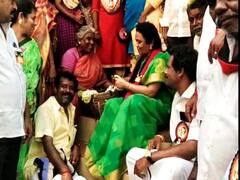 watch video | டீ போட்டு கொடுத்தும், பூ கட்டி கொடுத்தும் மாஸ் காட்டும் மதுரை வேட்பாளர்கள்