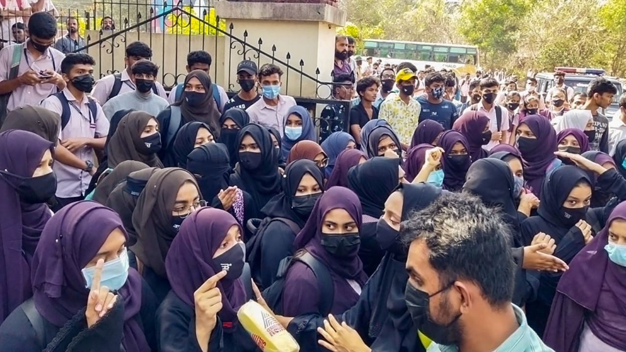 Karnataka Hijab Row | வகுப்புக்குள் ஹிஜாப், காவித்துண்டு அணியக்கூடாது: உயர் நீதிமன்றம் அறிவுறுத்தல்..