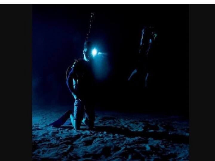 LUNAR EXPERIENCE ON EARTH WATCH NASA ASTRONAUTS TRAIN IN SIMULATED MOON LIKE CONDITIONS UNDER WATER Moon Mission | நிலவுப்பயணத்துக்கு ஆயத்தமாகும் நாசா: வீரர்களை பயமுறுத்தும் நீச்சல் குளத்தினுள் இறக்கி பயிற்சி: வைரலாகும் புகைப்படங்கள்