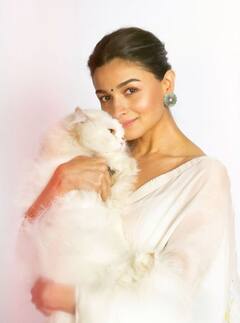 Alia Bhatt pics: பூனைக்கு முத்தம்... வெள்ளை புடவையில் விதவித கவர்ச்சி போஸ்...!