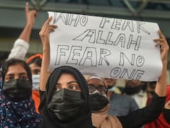 Hijab Row: 'হিজাব নিষেধাজ্ঞা'-এর বিরোধিতা কলকাতায়, প্রতিবাদ মিছিলে আলিয়া বিশ্ববিদ্যালয় পড়ুয়ারা