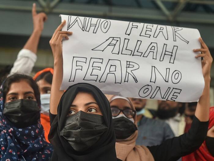 হিজাব বিতর্কে উত্তপ্ত কর্ণাটক। বিক্ষোভ-বিবাদের আঁচ ছড়িয়ে পড়েছে গোটা দেশজুড়ে।