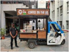 Watch: इलेक्ट्रिक ऑटो रिक्शा पर खुला कॉफी शॉप, आनंद महिंद्रा हुए प्रभावित