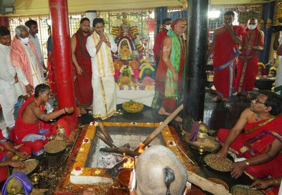 CM Jagan: శారదాపీఠం వార్షికోత్సవంలో పాల్గొన్న సీఎం, రాజశ్యామల పూజ కోసం సంకల్పం చేసిన జగన్