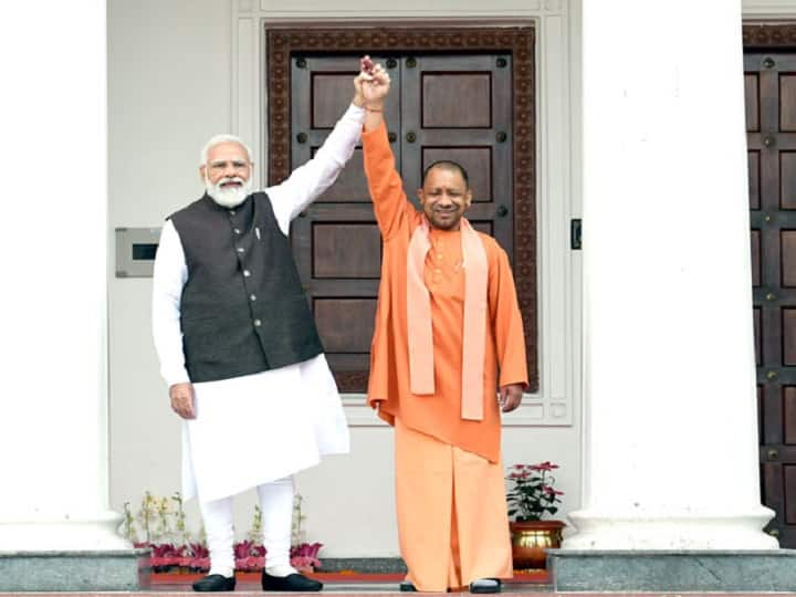 UP Elections 2022: Ahead of first phase voting UP CM Yogi Aditynath shares pic with PM Modi UP Elections 2022: પ્રથમ તબક્કાના મતદાન પહેલા CM યોગીએ ટ્વીટ કરી  PM મોદી સાથેની તસવીર, કહી આ વાત