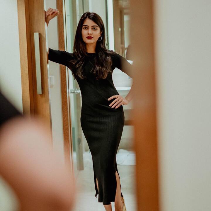 కన్నడ బ్యూటీ అమృత అయ్యర్ క్యూట్ లుక్స్ తో కట్టిపడేస్తోంది. ప్రదీప్ సరసన ' 30 రోజుల్లో ప్రేమించడం ఎలా' అనే సినిమాలో నటించింది. ఆతర్వాత ఎనర్జిటిక్ స్టార్ రామ్ తో 'రెడ్' మూవీలో ఛాన్స్ దక్కించుకుంది. ఆ రెండు సినిమాలు ఆశించిన స్థాయిలో విజయాన్ని అందించకపోయినా అమృత అందం, నటనకు మంచి మార్కులే పడ్డాయి. రీసెంట్ గా శ్రీవిష్ణు సరసన  'అర్జున ఫల్గుణ' లో నటించింది