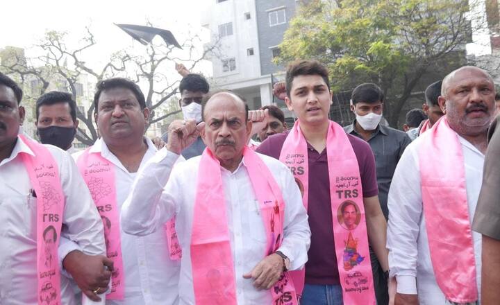 మంత్రి మహమ్మద్ మహమూద్ అలీ ఆధ్వర్యంలో అజంపురలో టీఆర్ఎస్ నేతలు నిరసనలో పాల్గొన్నారు. (Photo Credit: Twitter)