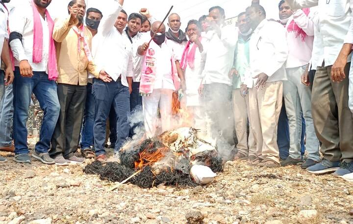 ఉద్యమాల పురిటిగడ్డ తెలంగాణ రాష్ట్రంపై ప్రధాని నరేంద్ర మోడీ చేసిన అనుచిత వ్యాఖ్యలను ఖండిస్తూ ఆదిలాబాద్ జిల్లా కేంద్రంలో నల్ల జెండాలు, నల్ల బ్యాడ్జీలతో నిరసన వ్యక్తం చేస్తూ బీజేపీ కేంద్ర ప్రభుత్వ దిష్టిబొమ్మ దగ్ధం. (Photo Credit: Twitter)