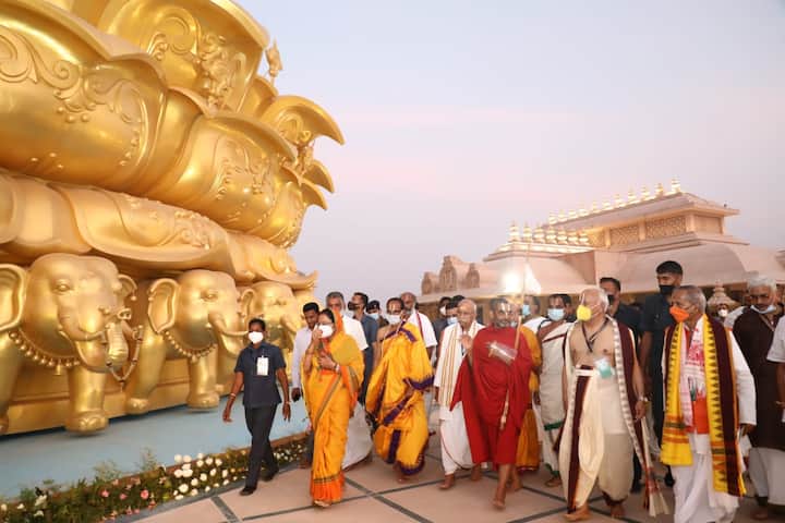 ఎనిమిదోరోజు వేడుకల్లో ఆర్ఎస్ఎస్ చీఫ్ మోహన్ భగవత్ పాల్గొన్నారు. ఆయనతోపాటు మధ్యప్రదేశ్ సీఎం శివరాజ్ సింగ్ చౌహాన్ దంపతులు కూడా వేడుకల్లో పాల్గొన్నారు.