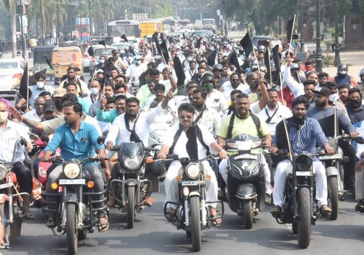 సనత్ నగర్ నియోజకవర్గ పరిధిలో మంత్రి తలసాని శ్రీనివాస్ యాదవ్ ఆధ్వర్యంలో టీఆర్ఎస్ శ్రేణులు బైక్ ర్యాలీ నిర్వహించి అనంతరం బీజేపీ దిష్టిబొమ్మను దగ్ధం చేశారు. (Photo Credit: Twitter)