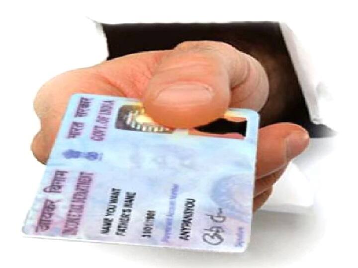 ई-पैन कार्ड डाउनलोड करने के लिए सबसे पहले आप इनकम टैक्स की ऑफिशियल वेबसाइट https://www.incometax.gov.in/iec/foportal पर क्लिक करें. इसके बाद आप Instant e-PAN ऑप्शन को चुनें.