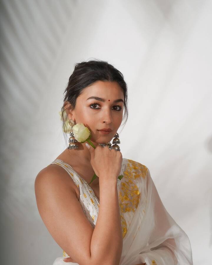 आलियानं शेअर केलेल्या या फोटोला काही वेळेतच एक लाखापेक्षा अधिक लाइक्स मिळाले. (photo:aliaabhatt/ig)