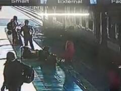 Indore Railway Station Accident: चलती ट्रेन में चढ़ने के दौरान चपेट में आने से महिला की दर्दनाक मौत, सीसीटीवी फुटेज आया सामने